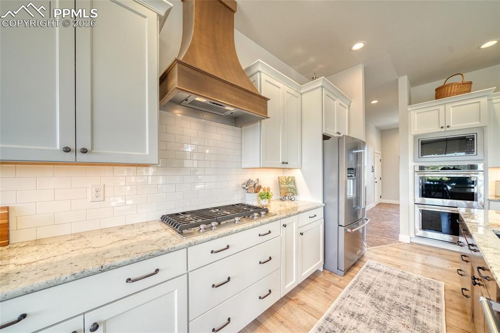 Image 18 of 50: Kitchen