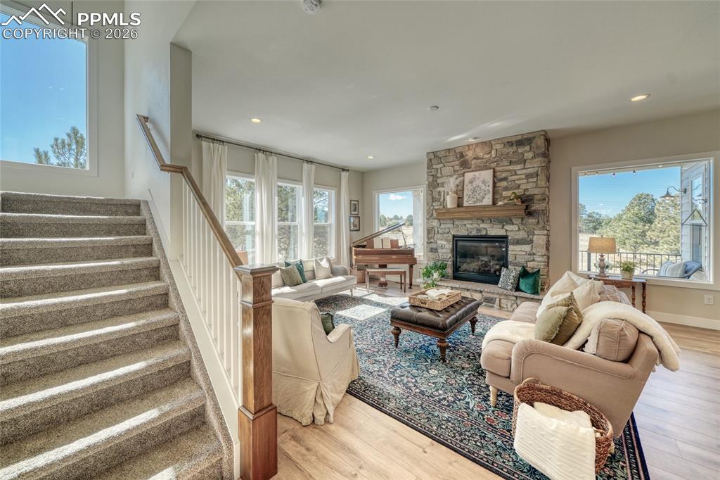 Image 28 of 50: Living Room