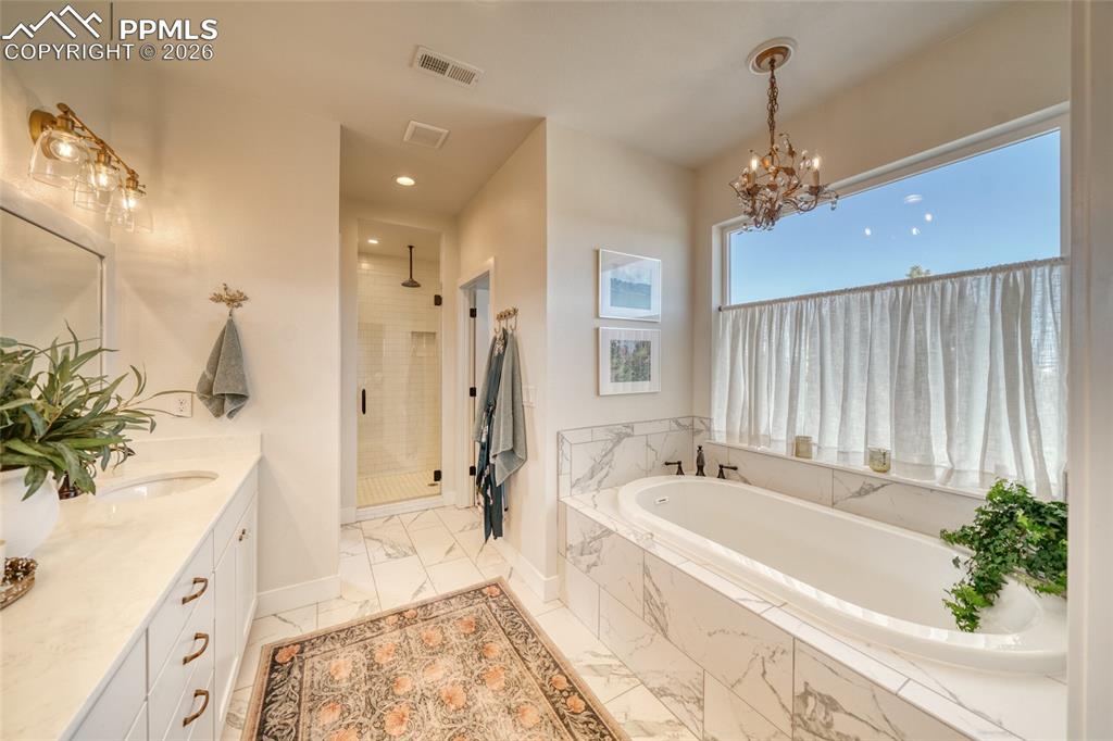 Image 30 of 50: Bathroom