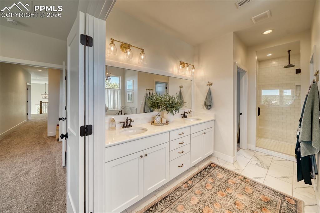 Image 31 of 50: Bathroom