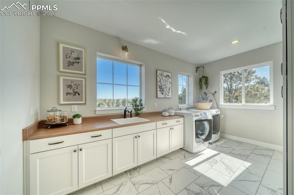 Image 33 of 50: Laundry