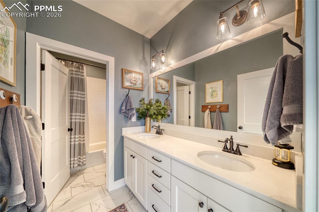 Image 35 of 50: Bathroom