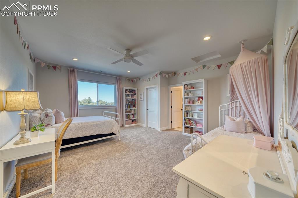 Image 36 of 50: Bedroom