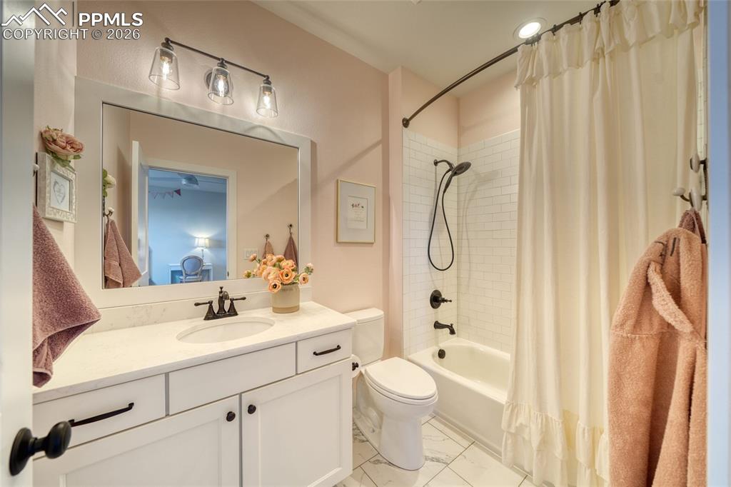 Image 37 of 50: Bathroom