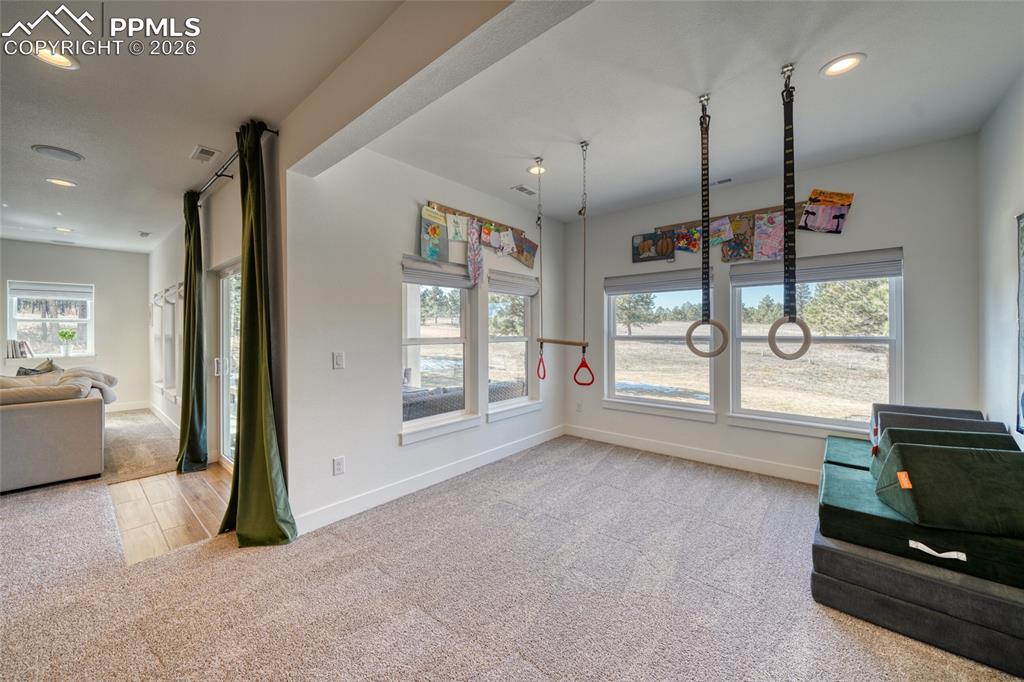 Image 43 of 50: Living Room