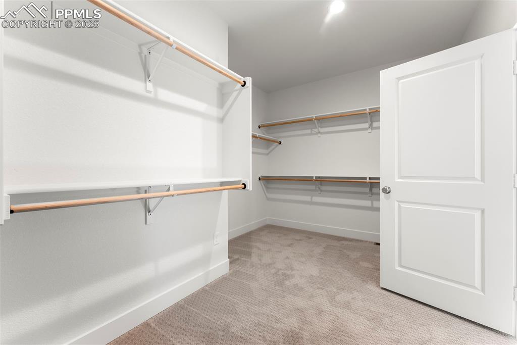 Image 18 of 34: Closet