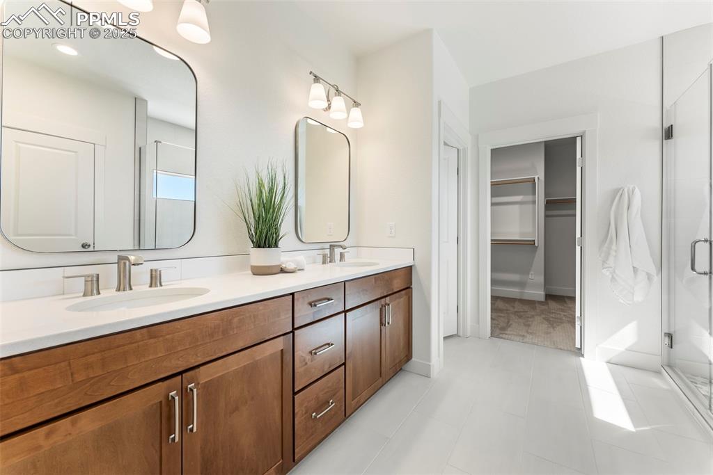 Image 19 of 34: Bathroom