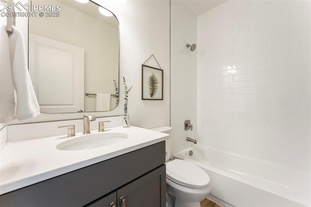 Image 25 of 34: Bathroom