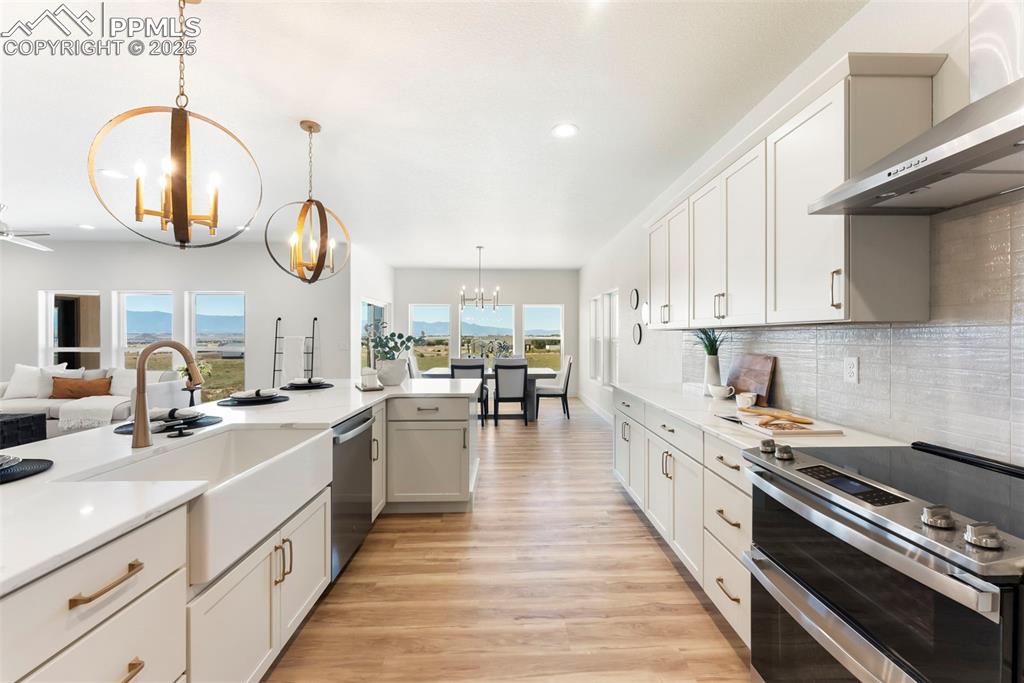 Image 3 of 34: Kitchen