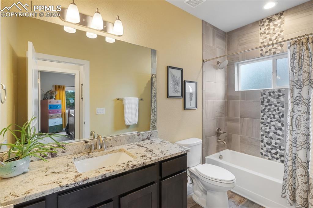 Image 17 of 39: Bathroom