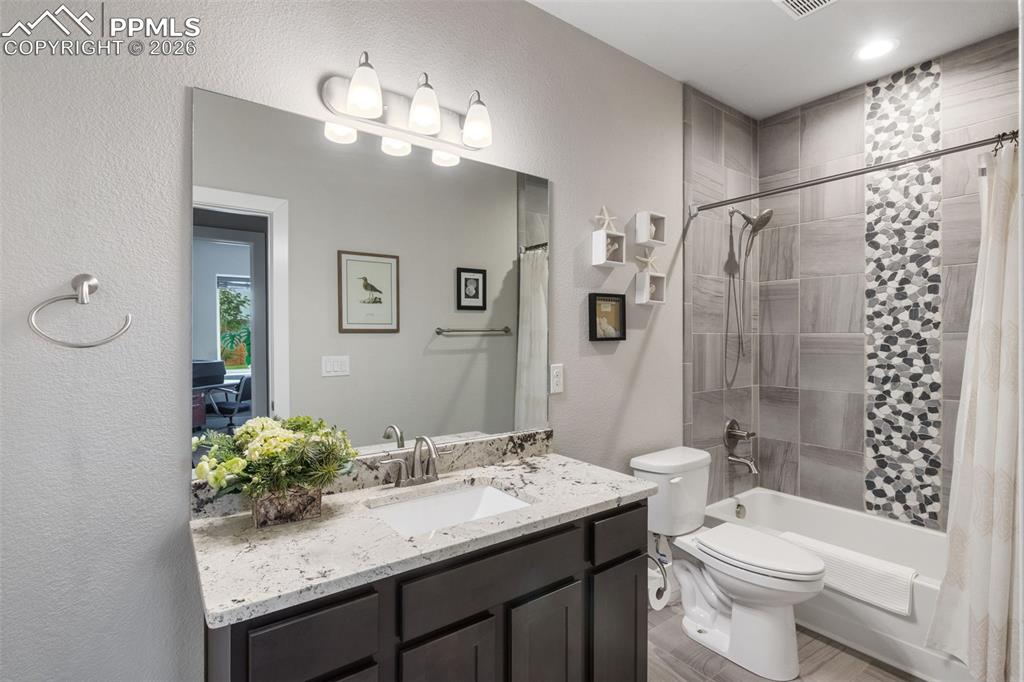 Image 29 of 39: Bathroom