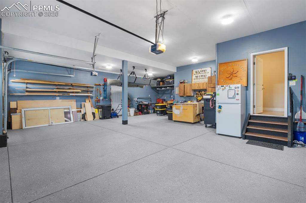 Image 31 of 39: Garage