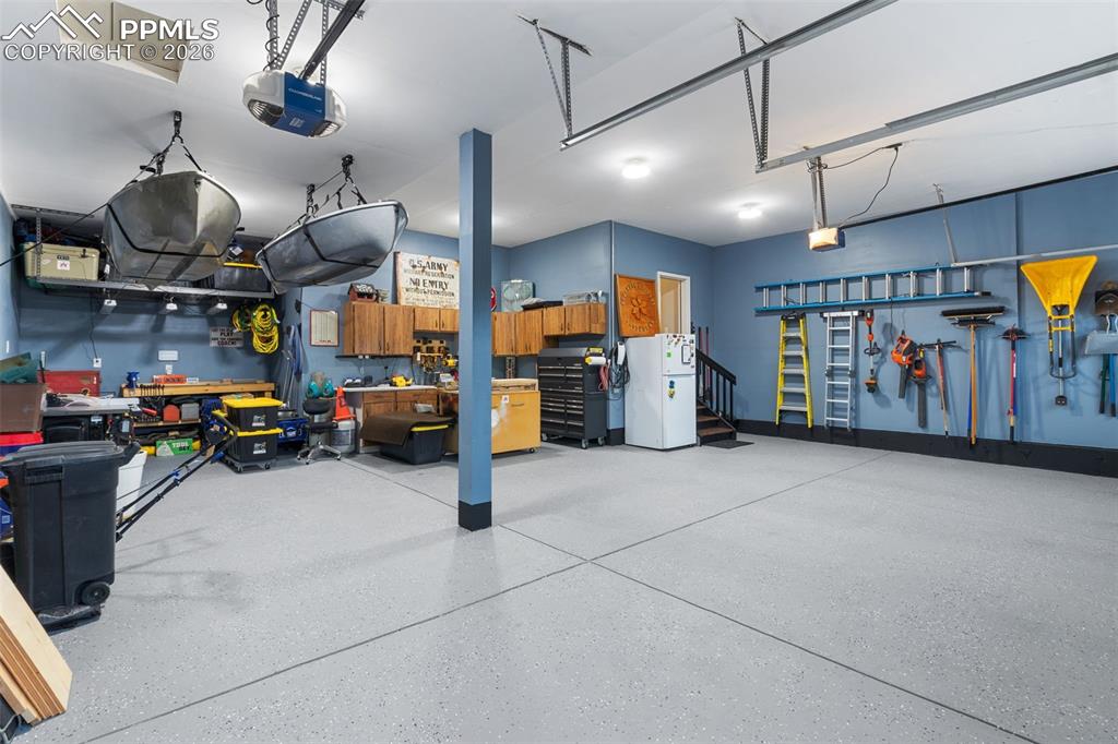 Image 32 of 39: Garage