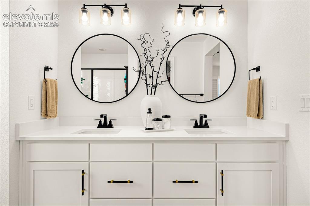 Image 32 of 48: Bathroom