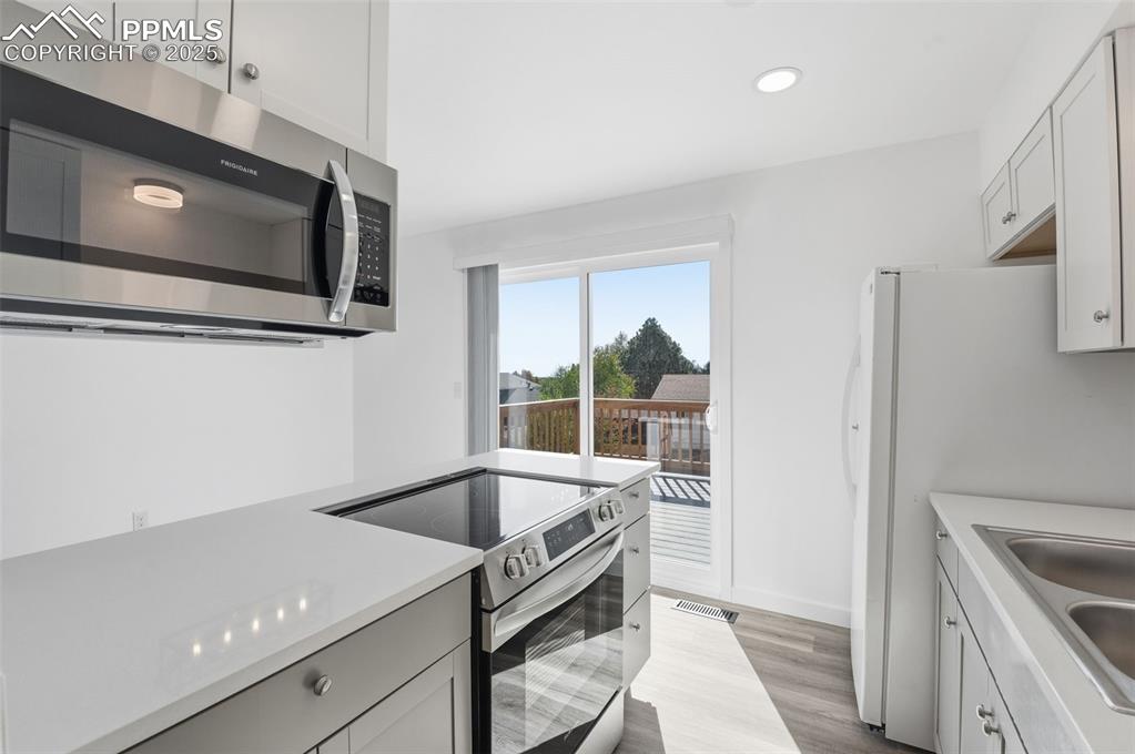 Image 10 of 27: Kitchen