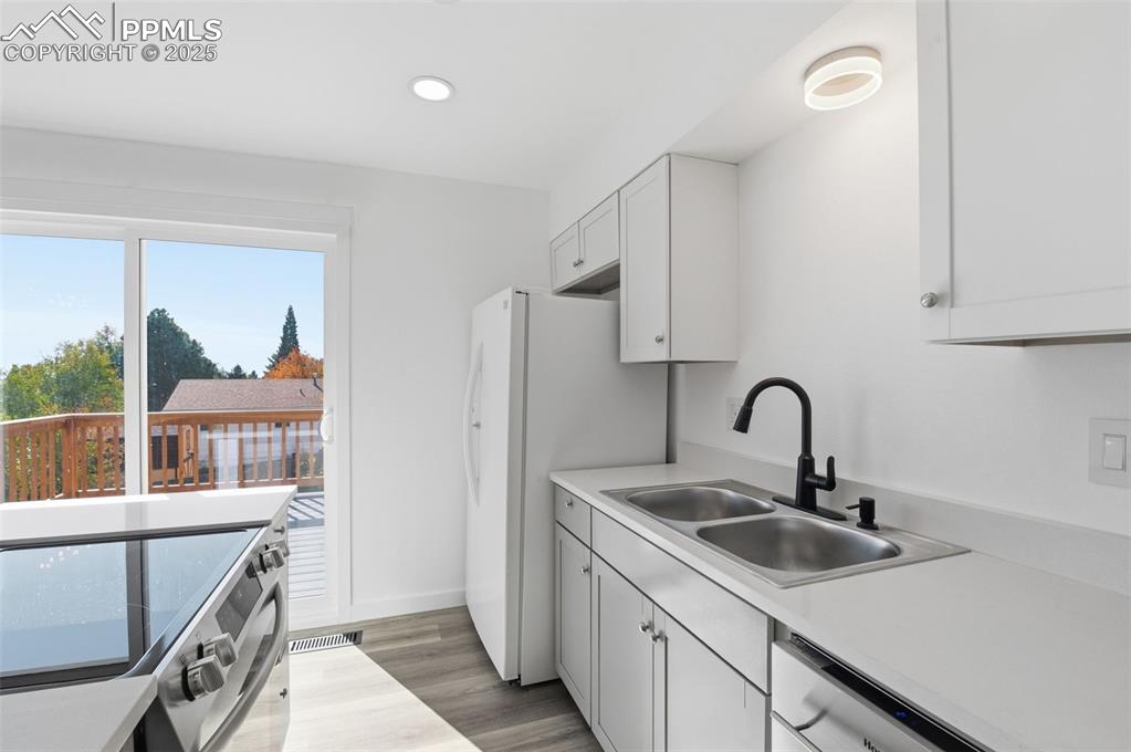 Image 11 of 27: Kitchen