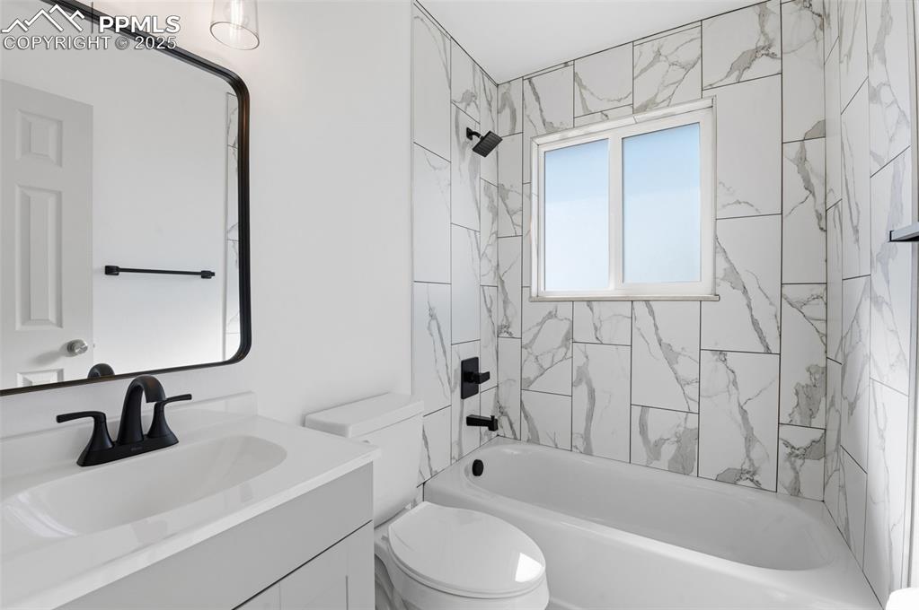 Image 15 of 27: Bathroom