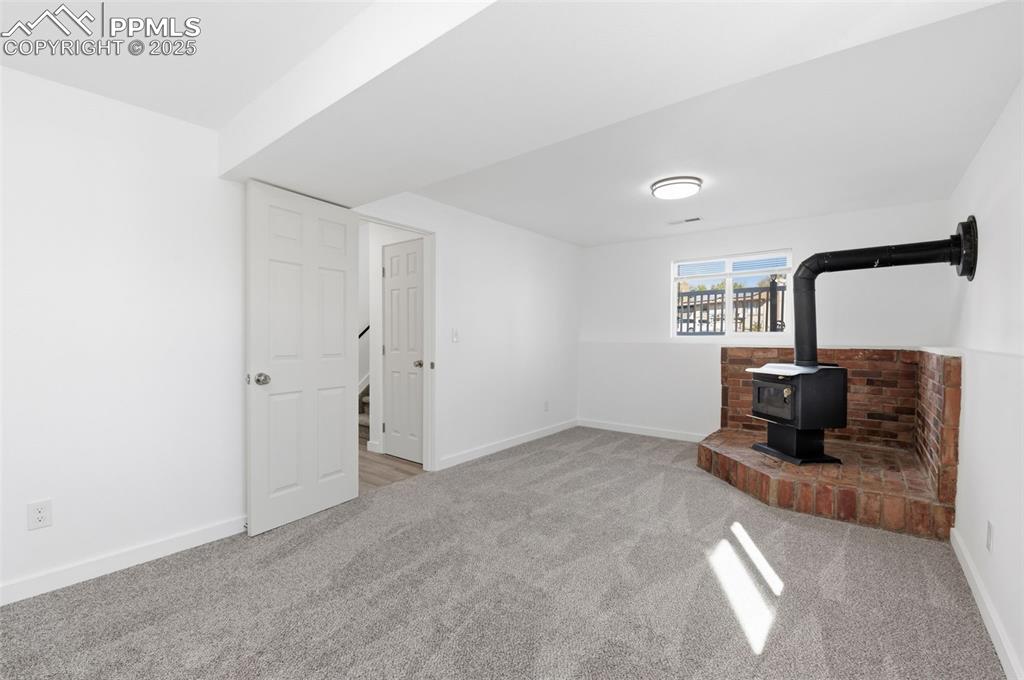 Image 19 of 27: Living Room