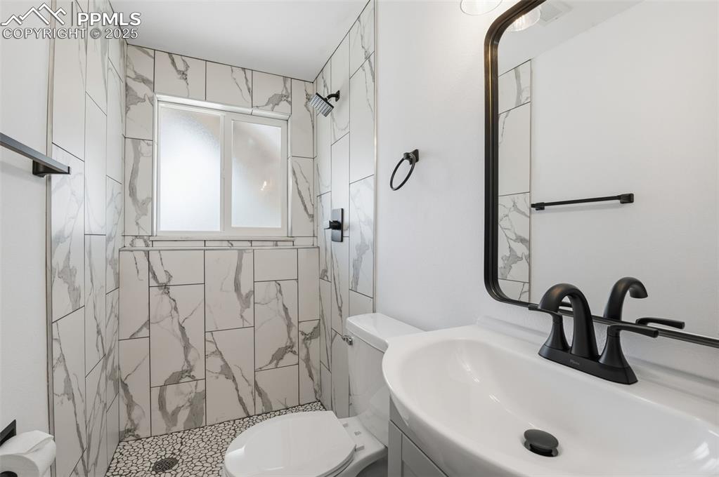 Image 23 of 27: Bathroom