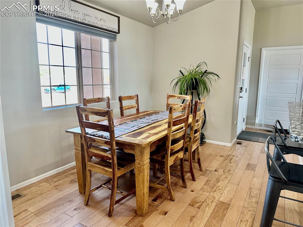 Image 11 of 46: Dining Area