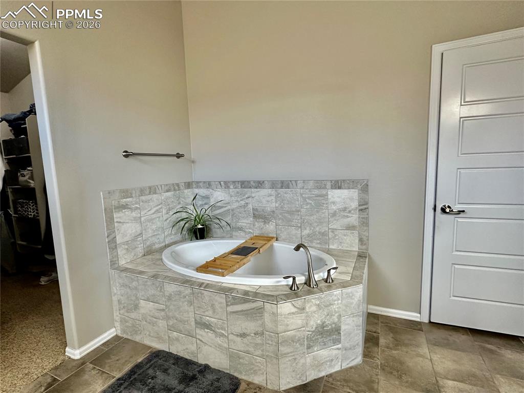 Image 15 of 46: Bathroom