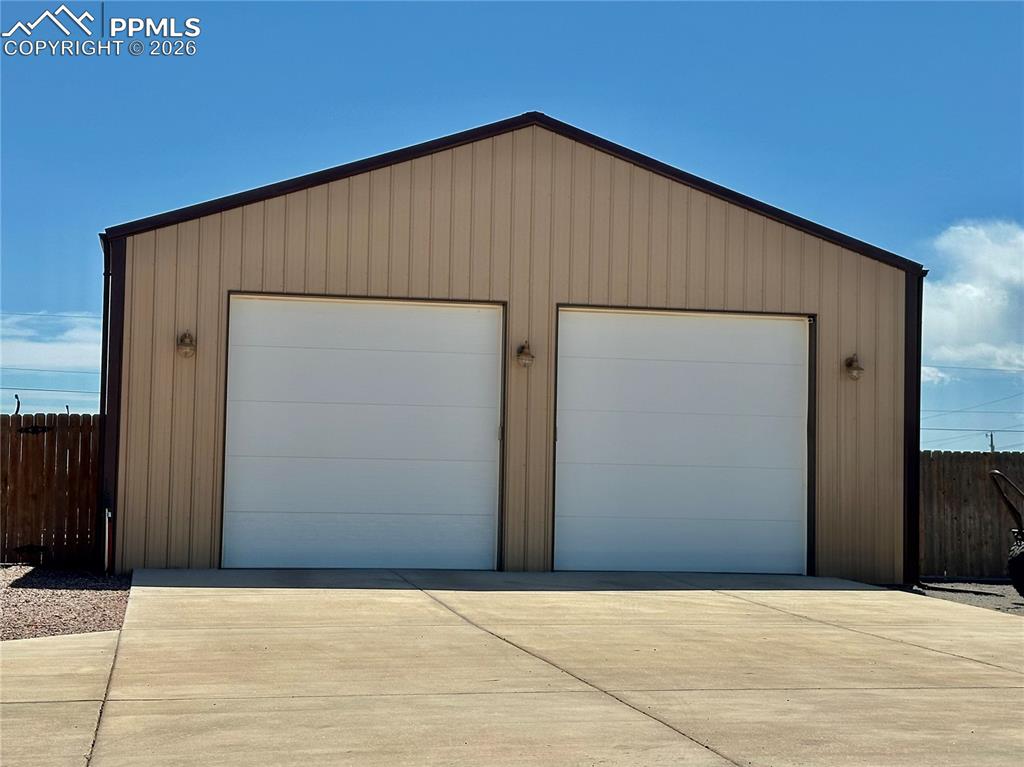 Image 40 of 46: Garage