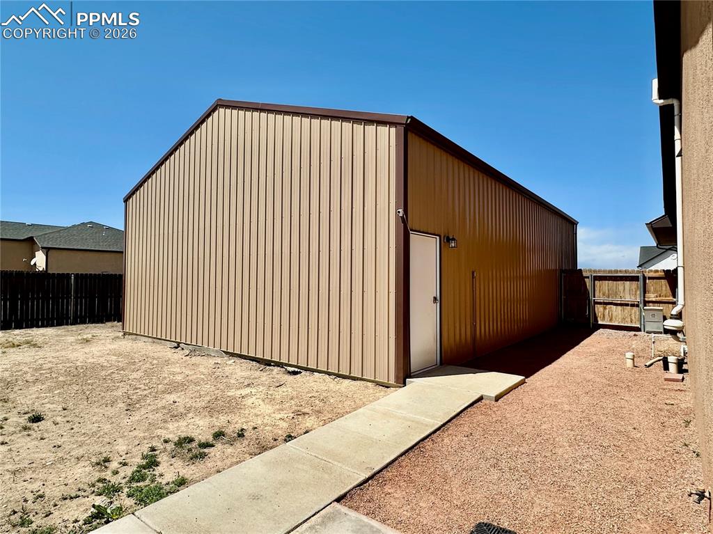 Image 41 of 46: Garage