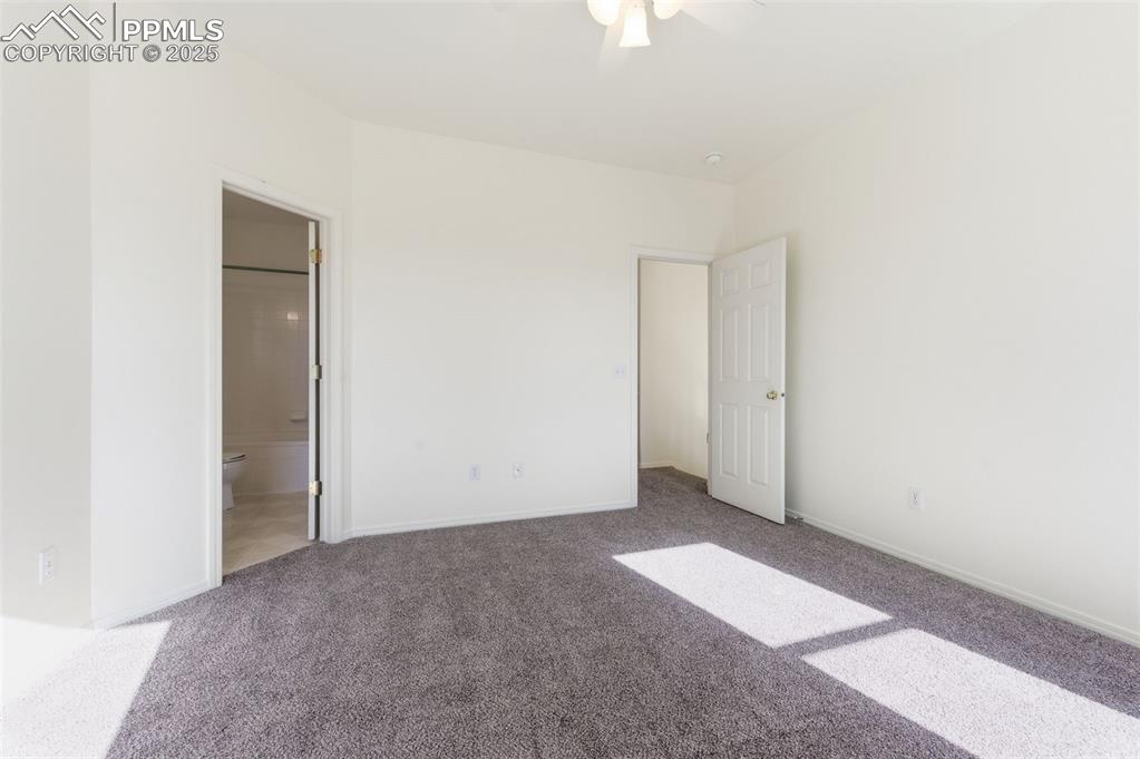 Image 15 of 45: Adjoining full bath