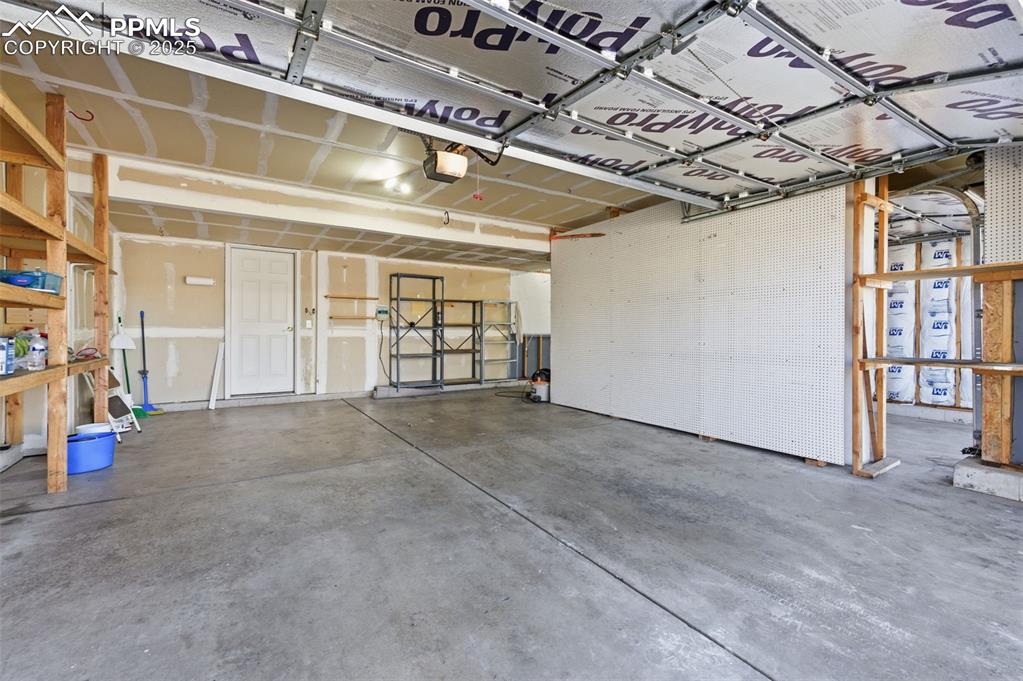 Image 31 of 45: Garage