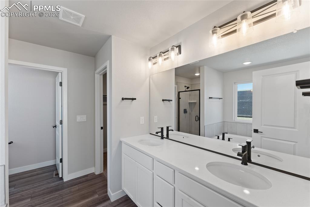 Image 21 of 48: Bathroom