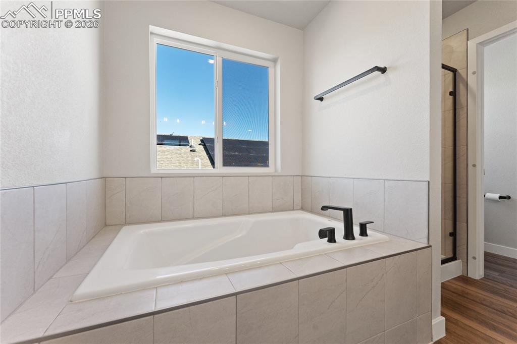 Image 22 of 48: Bathroom