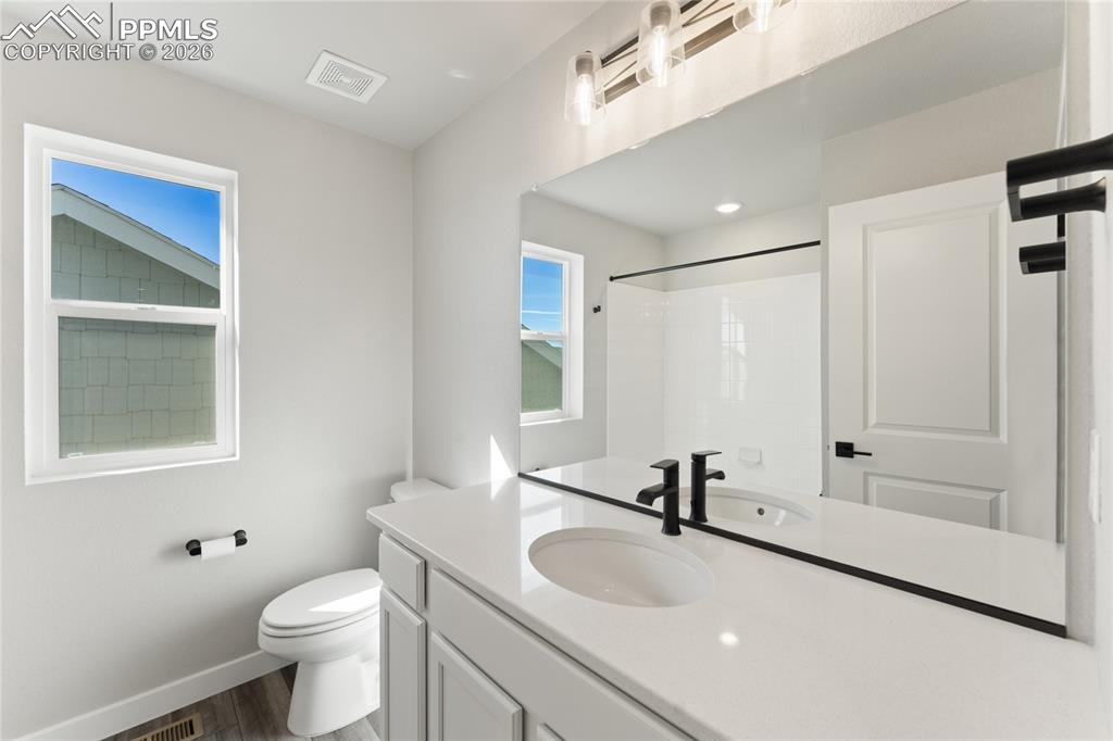 Image 32 of 48: Upper Level Full Bath