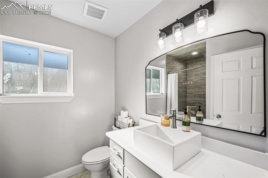 Image 14 of 21: Bathroom