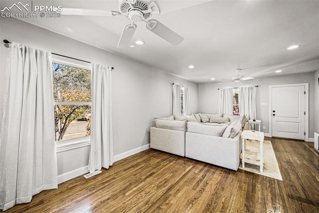 Image 5 of 21: Living Room