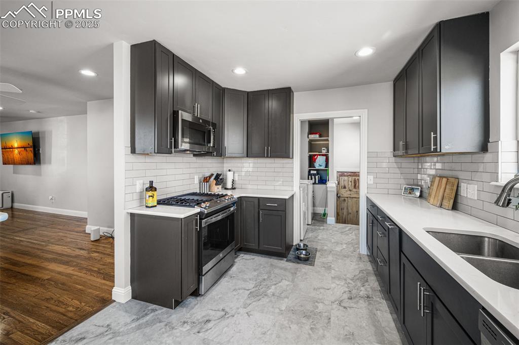 Image 7 of 21: Kitchen