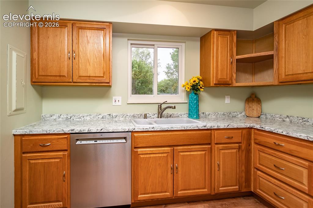 Image 12 of 46: So much cabinet and counter space in this kitchen