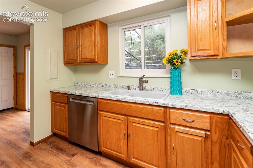 Image 14 of 46: Kitchen