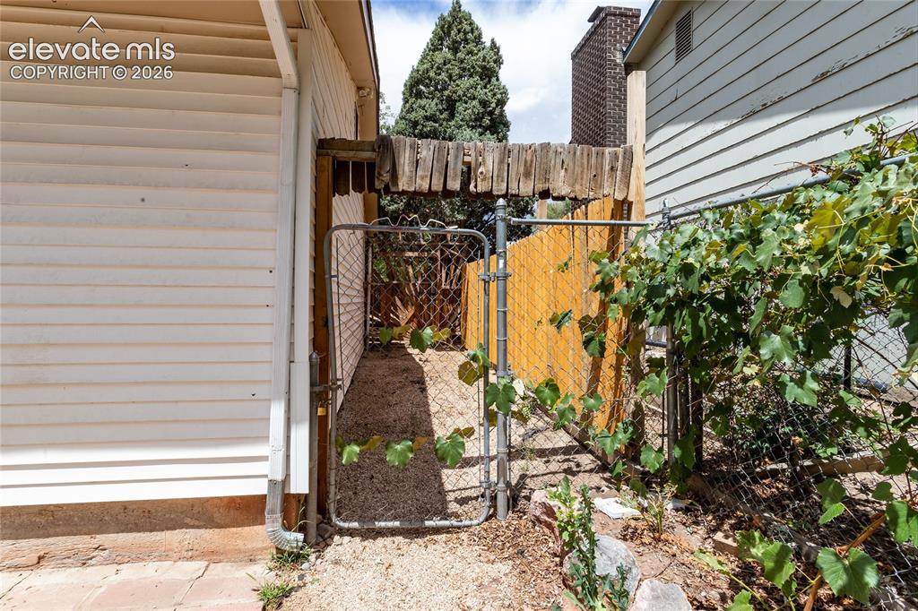 Image 40 of 46: Optional dog run on side of house