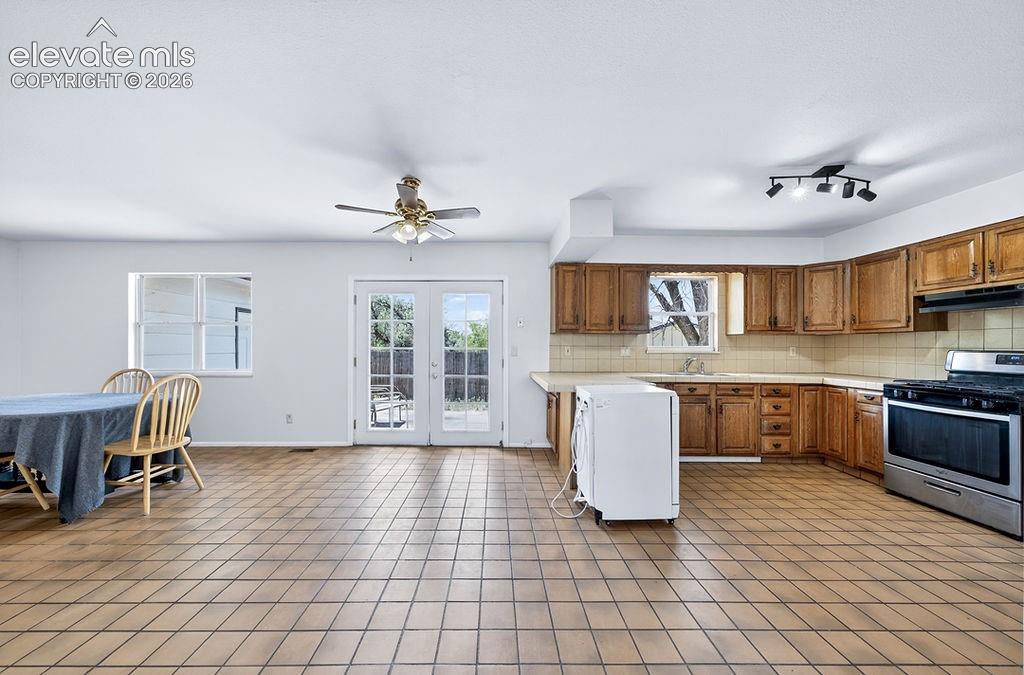 Image 10 of 28: Kitchen
