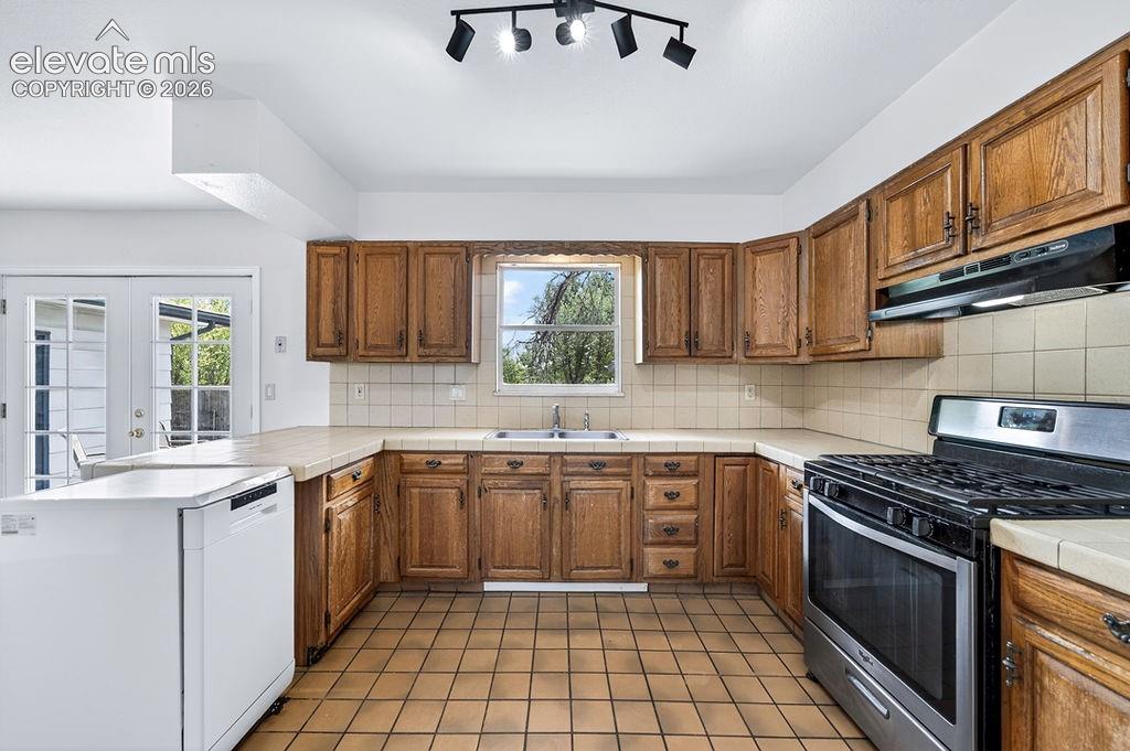 Image 12 of 28: Kitchen