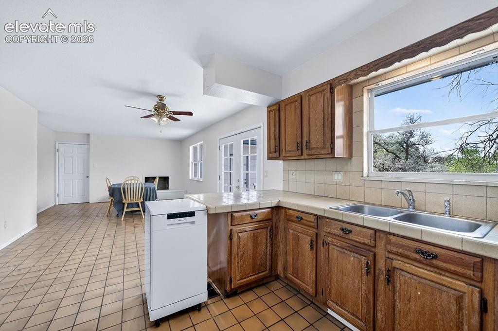 Image 13 of 28: Kitchen