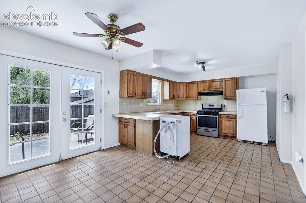 Image 14 of 28: Kitchen