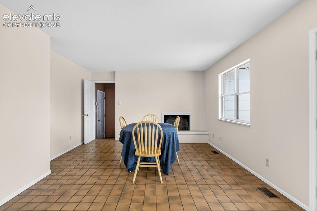 Image 16 of 28: Dining Area