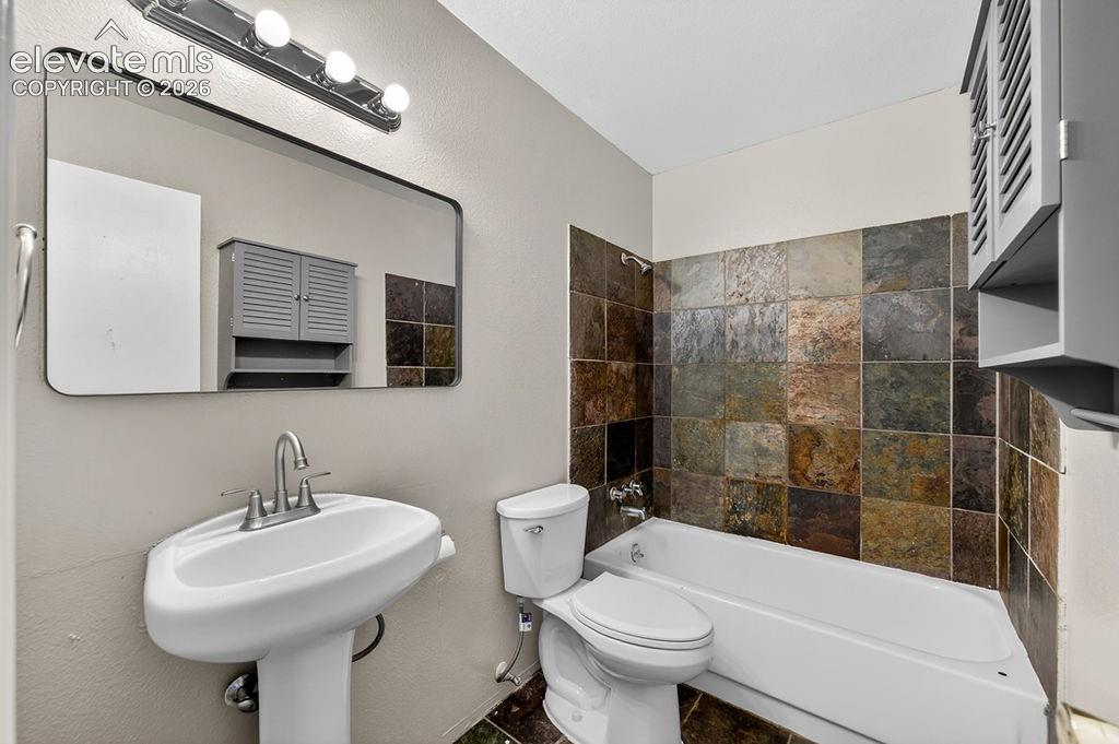 Image 21 of 28: Bathroom