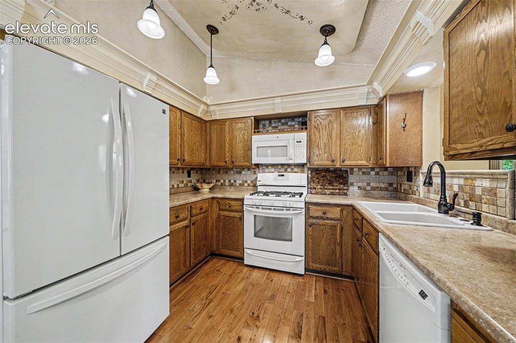 Image 12 of 37: Kitchen