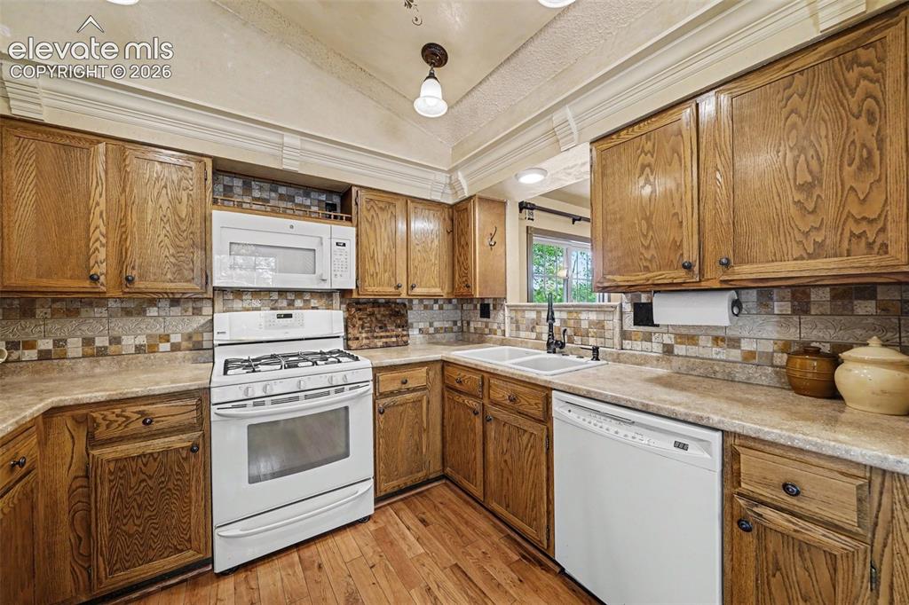 Image 13 of 37: Kitchen