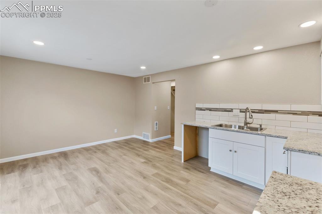 Image 16 of 36: Kitchen