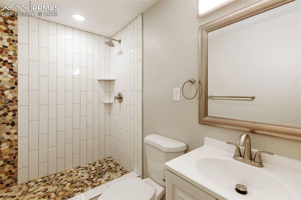 Image 17 of 36: Bathroom