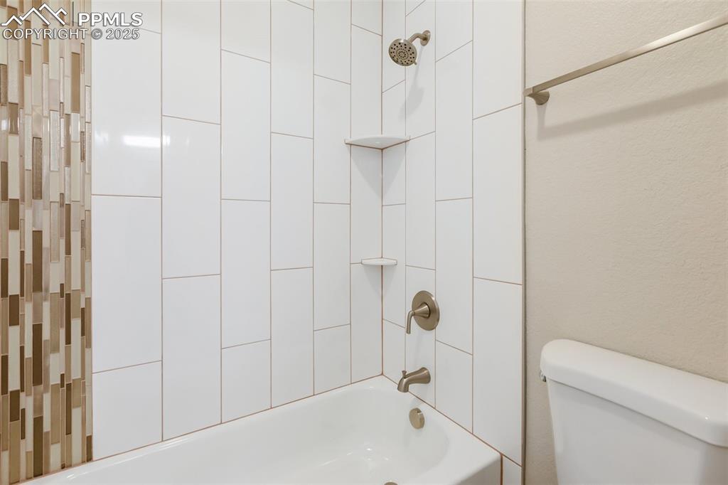 Image 23 of 36: Bathroom
