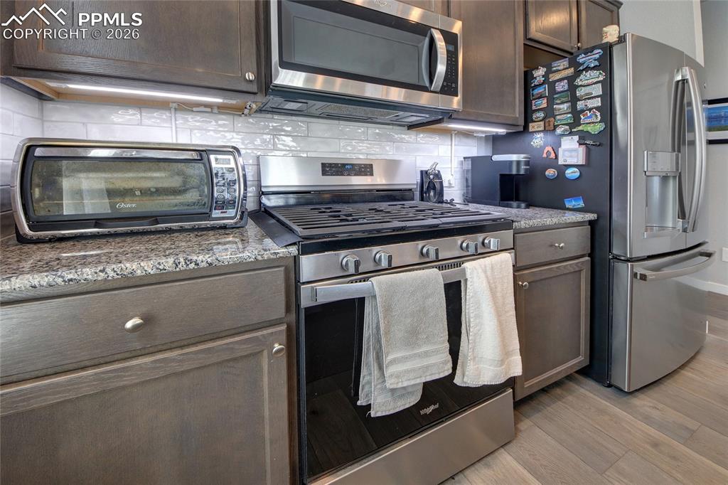 Image 10 of 25: Kitchen has gas range oven